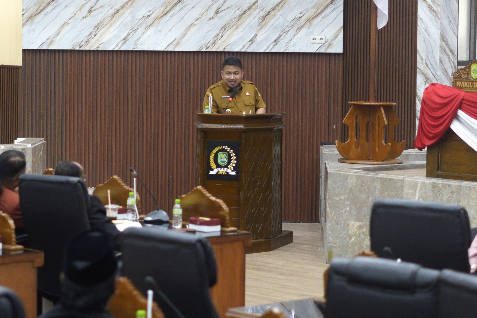 KANG REY SAMPAIKAN JAWABAN ATAS PANDANGAN UMUM FRAKSI TERHADAP PERUBAHAN KUA-PPAS 2026 DAN RAPERDA KEOLAHRAGAAN
