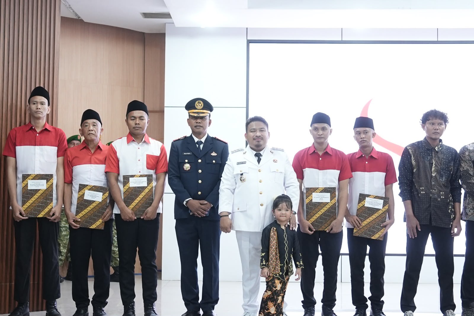 KANG REY SERAHKAN REMISI LAPAS DAN PENGHARGAAN DALAM RIUNG MUNGPULUNG HUT KE-81 RI