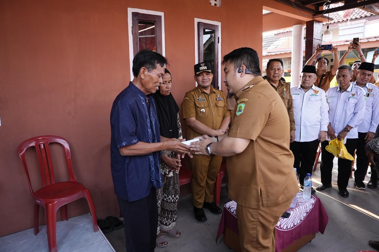 KANG REY TAKZIAH KE KELUARGA KORBAN KRU SISINGAAN, SERAHKAN SANTUNAN DAN DUKUNGAN MORAL