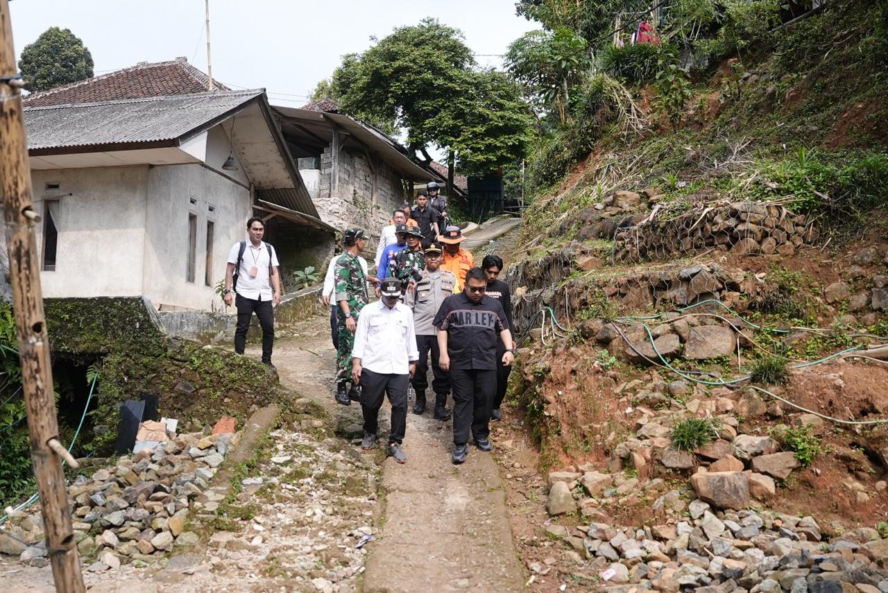 KANG REY TINJAU LOKASI TANAH BERGERAK DI CUPUNAGARA, PASTIKAN PEMERINTAH HADIR HINGGA PELOSOK SUBANG