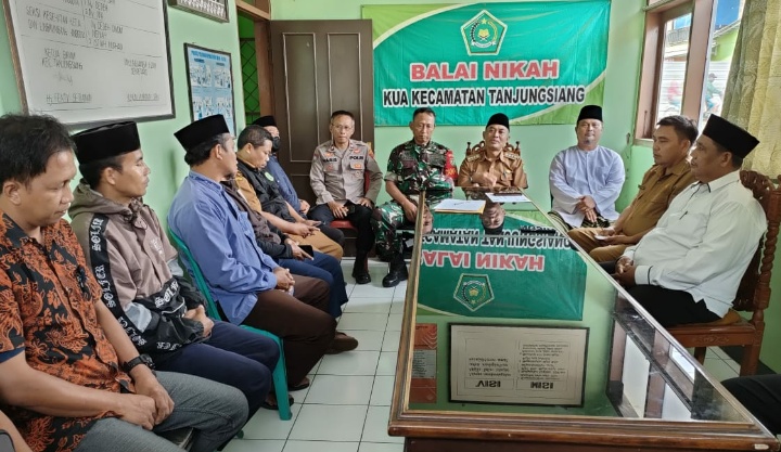 Kanit Binmas & Kanit Intelkam Polsek Tanjungsiang Menghadiri Rapat Muspika Membahas Zakat (UPZ) Se Kecamatan Tanjungsiang Dikantor KUA Tanjungsiang