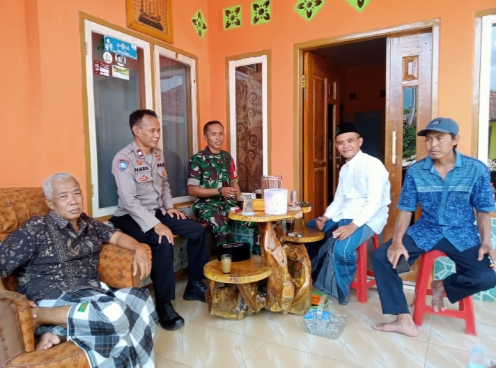 Kanit Binmas dan Babinsa Desa Sindanglaya bersinergi Sambang warga masyarakat Desa Sindanglaya Kecamatan Tanjungsiang, Kabupaten Subang