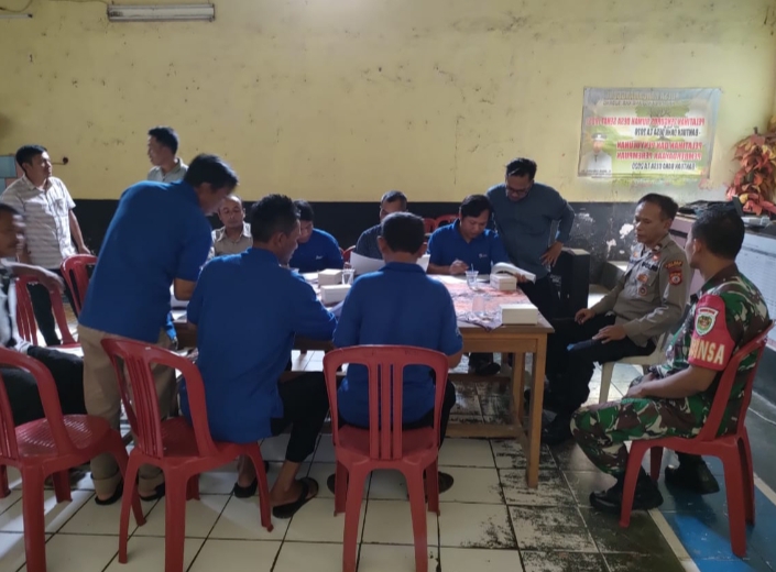 Kanit Binmas dan Babinsa Desa Sirap  Bersinergi dalam Melaksanakan kegiatan Forum konsultasi Publik ( FKP)  pendataan awal regsosek, Desa Sirap, Kec. Tanjungsiang