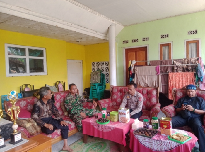 Kanit Binmas dan Babinsa Koramil 0505 bersinergi Sambang warga masyarakat Desa Rancamanggung