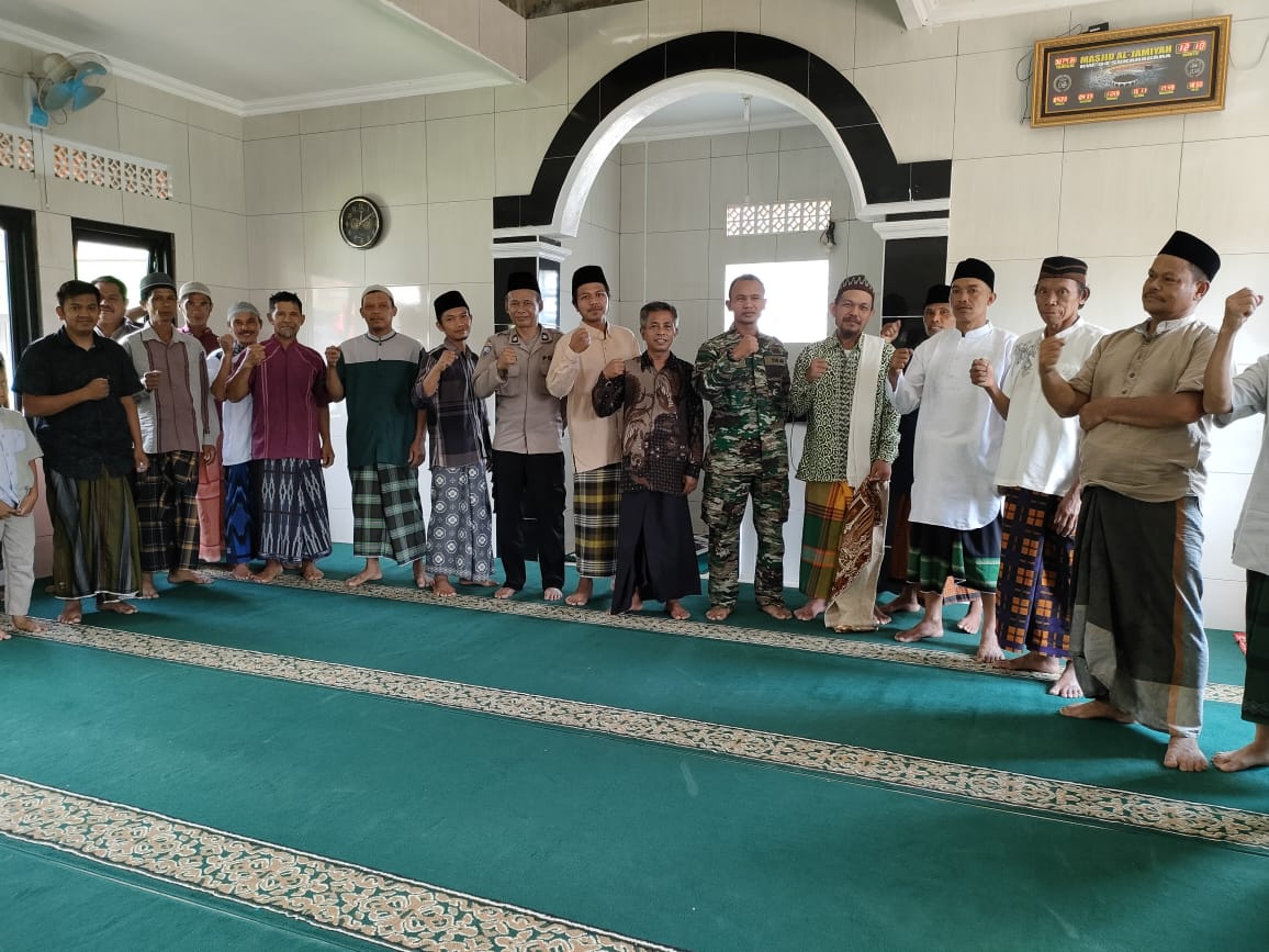 Kanit Binmas Polsek Tanjungsiang dan Babinsa Desa Sindanglaya  bersinergi  melaksanakan Jum'at Curhat di Mesjid Jami Al - Jamiyah