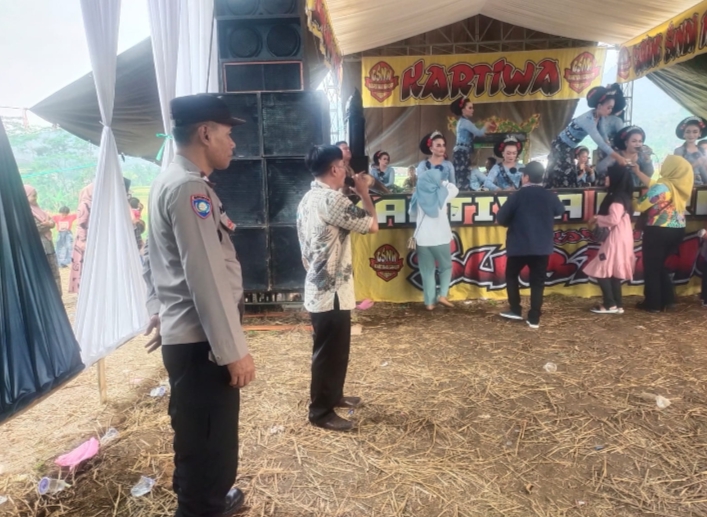Kanit Binmas Polsek Tanjungsiang hadir dalam hajatan warga