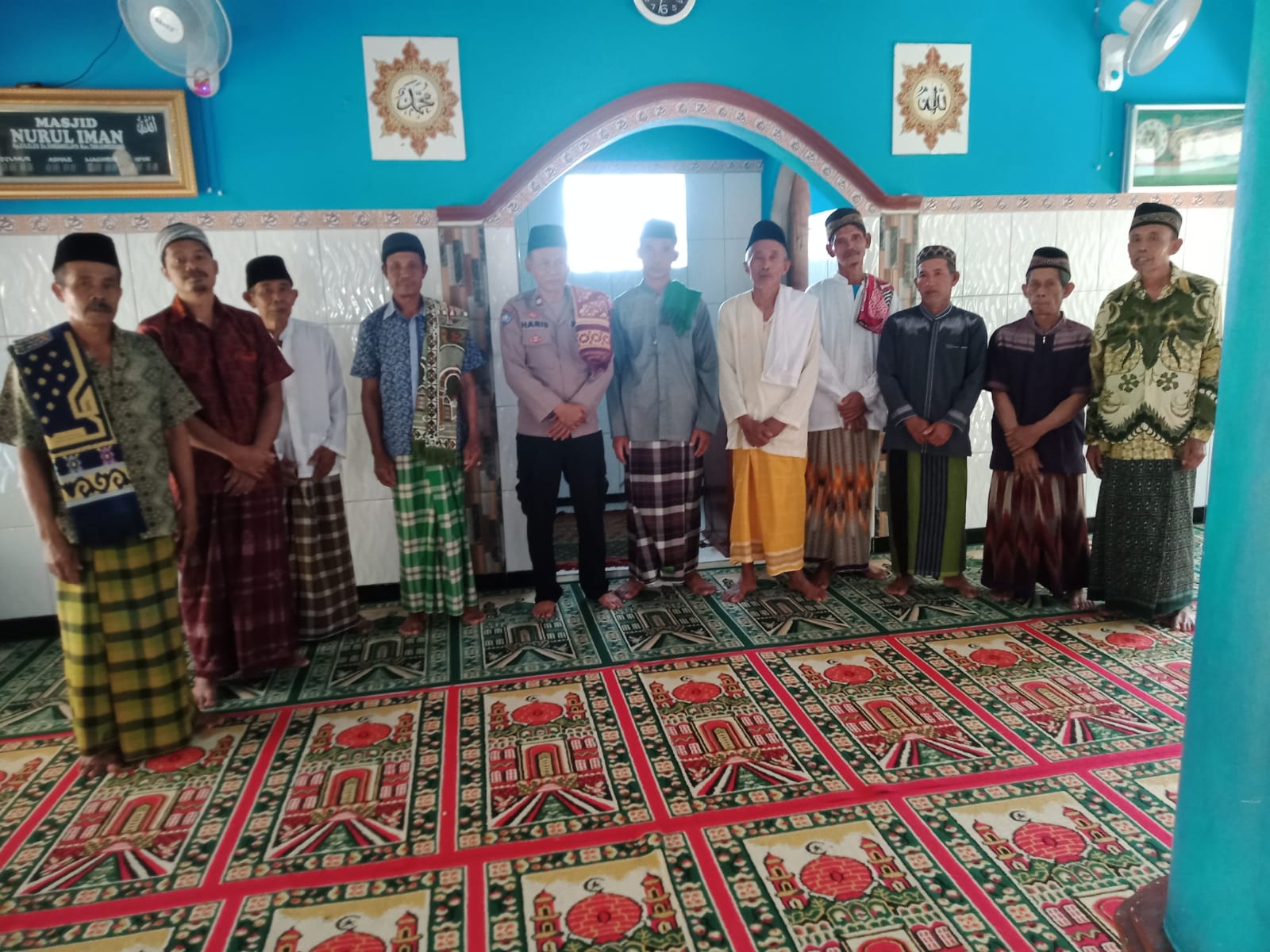 Kanit Binmas Polsek Tanjungsiang hadir untuk menerima curhatan warga di mesjid Jami Nurul Iman