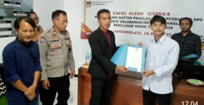 Kanit Binmas Polsek Tanjungsiang menghadiri rapat pleno Terbuka Rekapitulasi Daftar Pemilih Sementara Hasil Perbaikan (DPSHP) Pemilu tahun 2024  tingkat Desa Sindanglaya