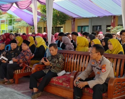 Kanit Binmas Polsek Tanjungsiang Menghadiri Pamungkas Kelas XII SMAN 1 Tanjungsiang