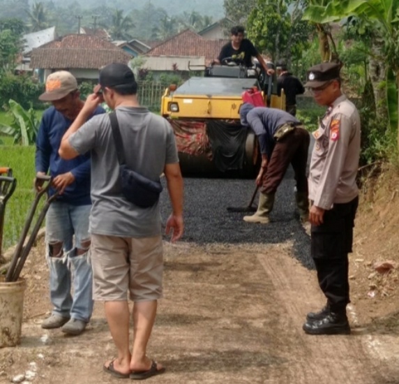 Kanit Binmas Polsek Tanjungsiang sinergitas Babinsa monitoring pelaksanaan  Hotmix Jalan Angsana Jaya Desa Cikawung