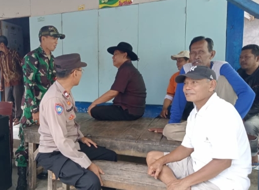 Kanit Binmas Polsek Tanjungsiang sinergitas dengan Babinsa Desa Sindanglaya  melaksanakan Kegiatan Silaturahmi Kamtibmas