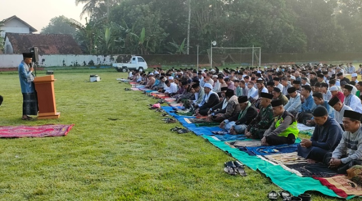 Kanit Intelkam Mewakili Kapolsek Tanjungsiang Bersama FORKOPINCAM Kecamatan Tanjungsiang Melaksanakan Shalat Idul Fitri 1444 H Dilapang Bola Eka Parung Jaya Desa Sirap Kecamatan Tanjungsiang Kabupaten Subang