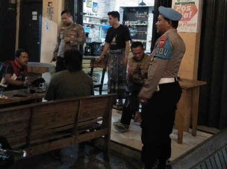 KANIT P3D BERSAMA ANGGOTA PIKET POLSEK TANJUNGSIANG POLRES SUBANG PATROLI DIALOGIS DAN HIMBAUAN KEPADA MASYARAKAT TANJUNGSIANG