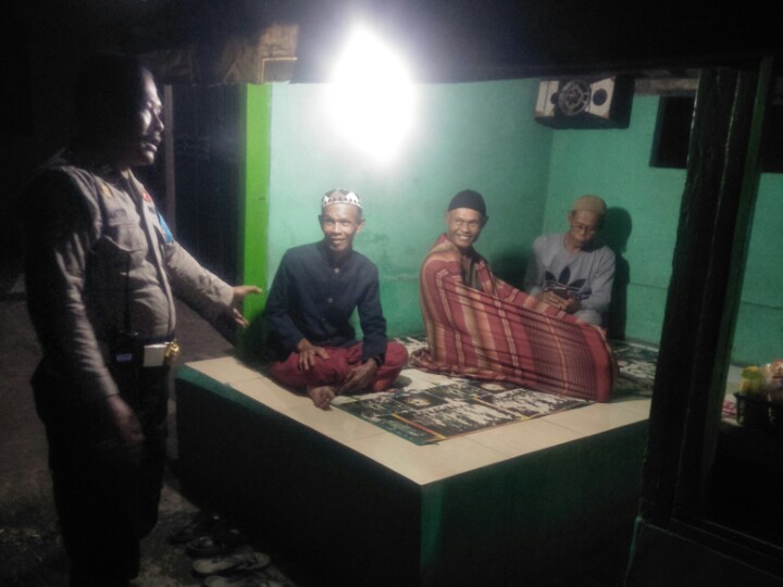 KANIT P3D POLSEK TANJUNGSIANG (Bawas) AIPTU MURTAMTOMO BERSAMA ANGGOTA PIKET POLSEK TANJUNGSIANG (AIPTU DENI APRIADI) SAMBANG RONDA MALAM