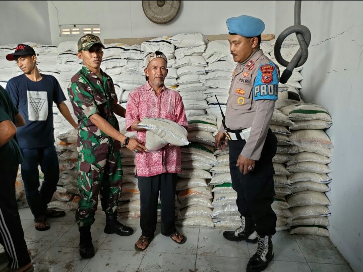Kanit Provos  Kolaborasi dengan Babinsa Koramil 0505 Tanjungsiang Monitoring Pendampingan Pendistribusian Bantuan  Ketahanan Pangan