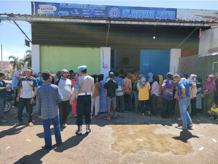 Kanit Provos Polsek Tanjungsiang Monitoring dan Pendampingan Pendistribusian Bantuan  Ketahanan Pangan