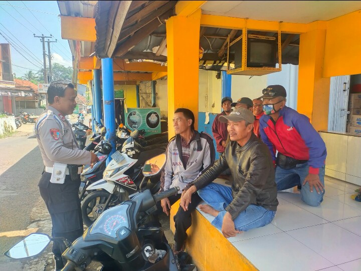 KANIT PROVOS POLSEK TANJUNGSIANG, POLRES SUBANG MEMBERIKAN HIMBAUAN KAMTIBMAS KEPADA OJEG PANGKALAN