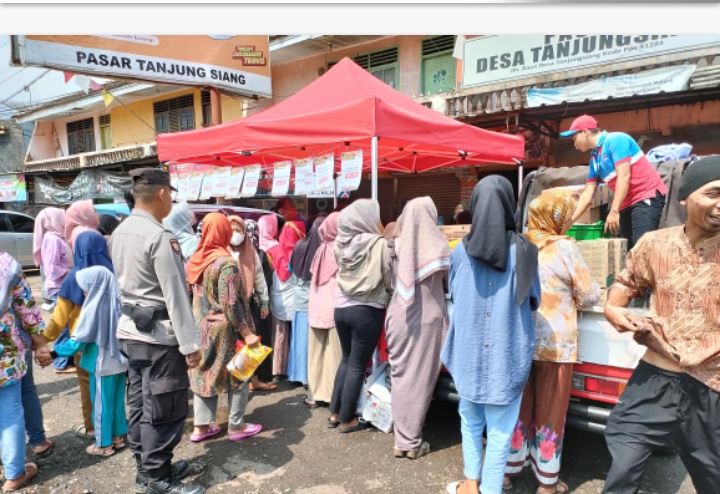 Kanit Sabhara dan Kanit Intelkam Polsek Tanjungsiang Monitoring Gelar Sembako Murah Kerjasama Kecamatan Tanjungsiang