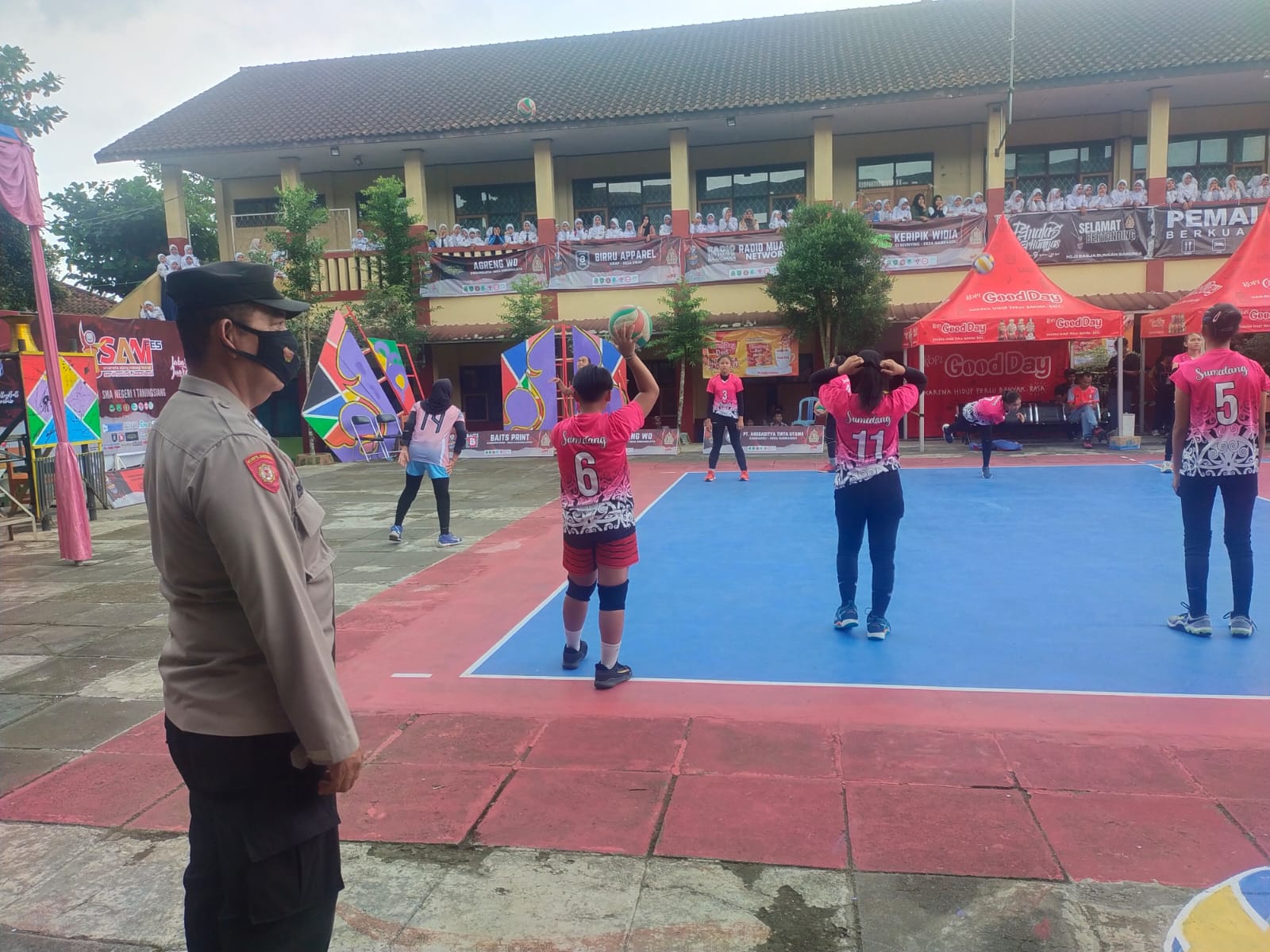 Kanit Sabhara hadir dalam  Turnamen Bola Voly Putra dan Putri Tingkat SMPN se Jawa Barat Bertempat di SMAN 1 Tanjungsiang