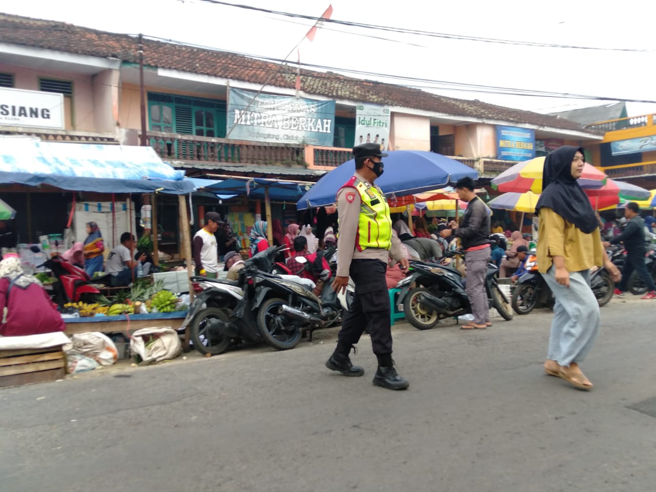 Kanit Sabhara hadir ditengah kepadatan arus lalu lintas di pasar Tanjungsiang