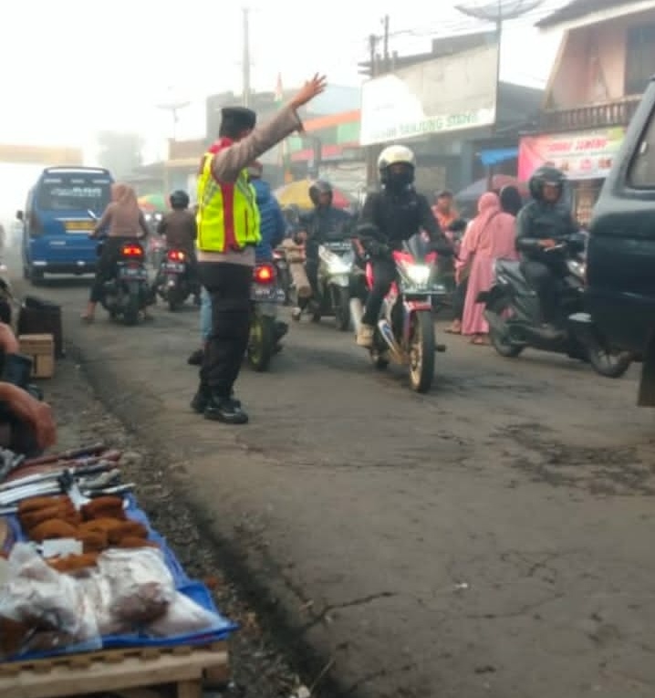 Kanit Sabhara hadir ditengah kepadatan arus lalu lintas di pasar Tanjungsiang