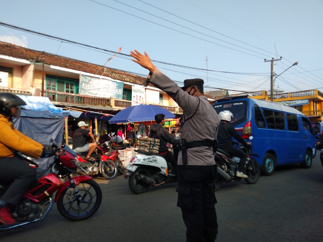 Kanit Sabhara hadir ditengah kepadatan arus lalu lintas di pasar Tanjungsiang