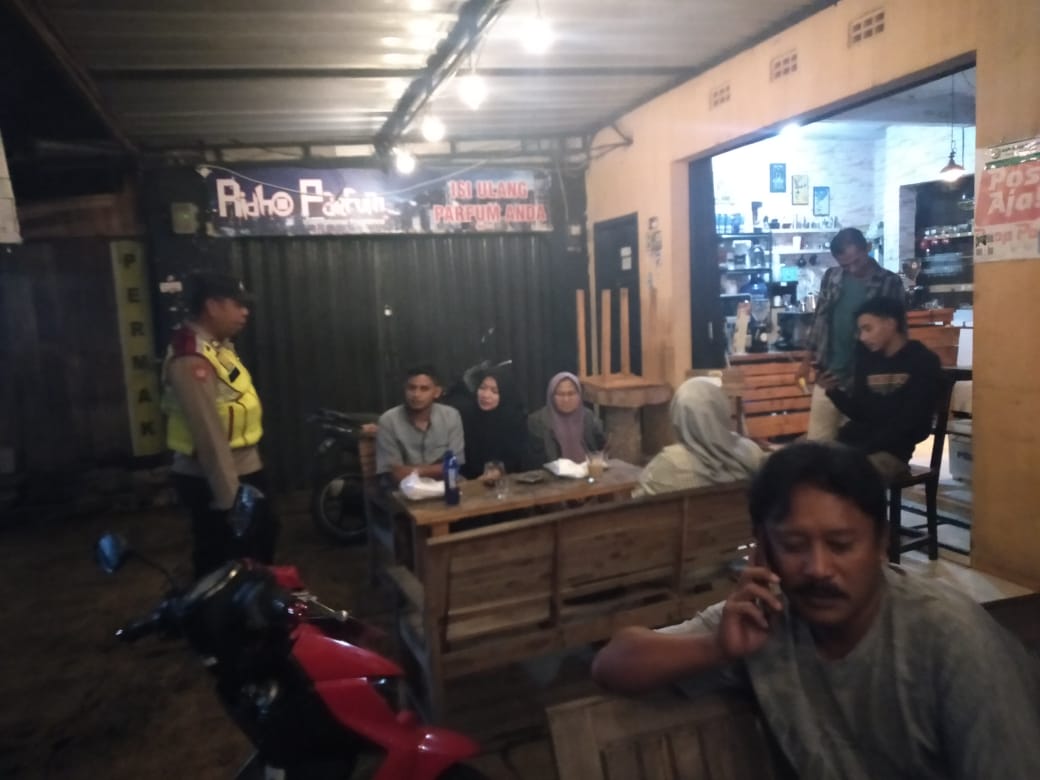 Kanit Sabhara Polsek Tanjungsiang memberikan himbauan kamtibmas kepada warga masyarakat Tanjungsiang