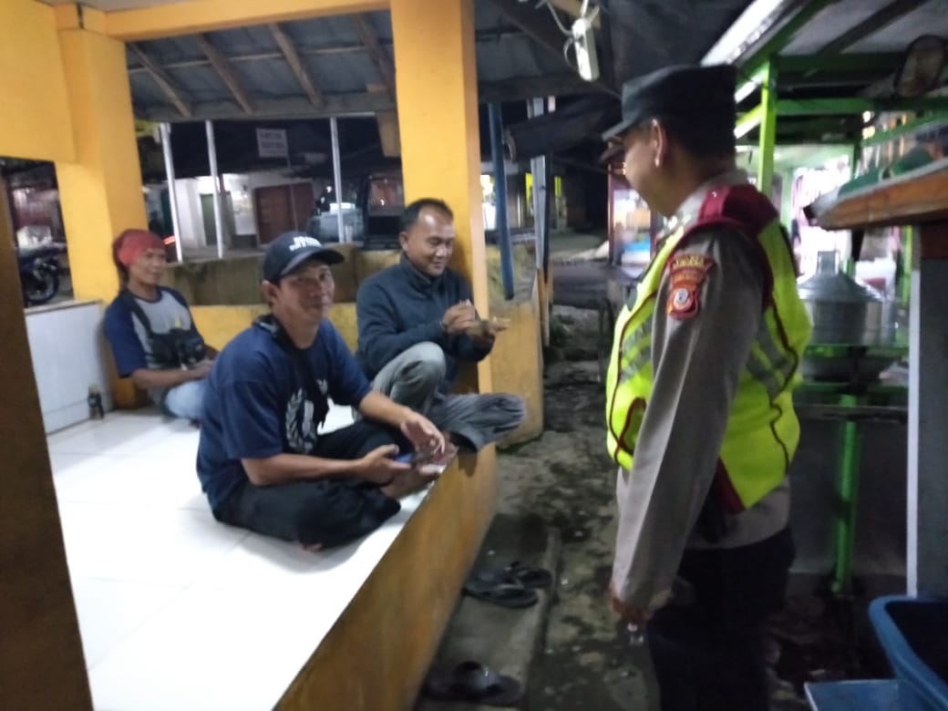 KANIT SABHARA POLSEK TANJUNGSIANG POLRES SUBANG PATROLI DIALOGIS DAN HIMBAUAN KEPADA MASYARAKAT TANJUNGSIANG