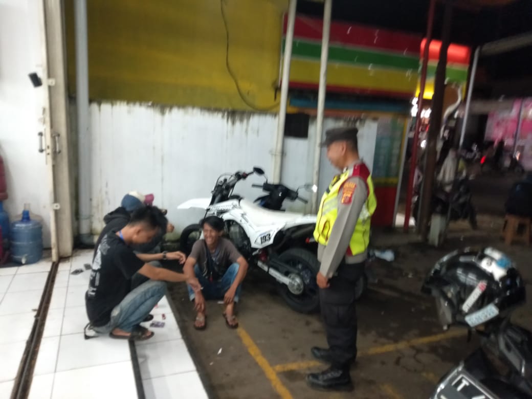 KANIT SABHARA POLSEK TANJUNGSIANG, POLRES SUBANG PATROLI DIALOGIS DAN HIMBAUAN KEPADA MASYARAKAT TANJUNGSIANG