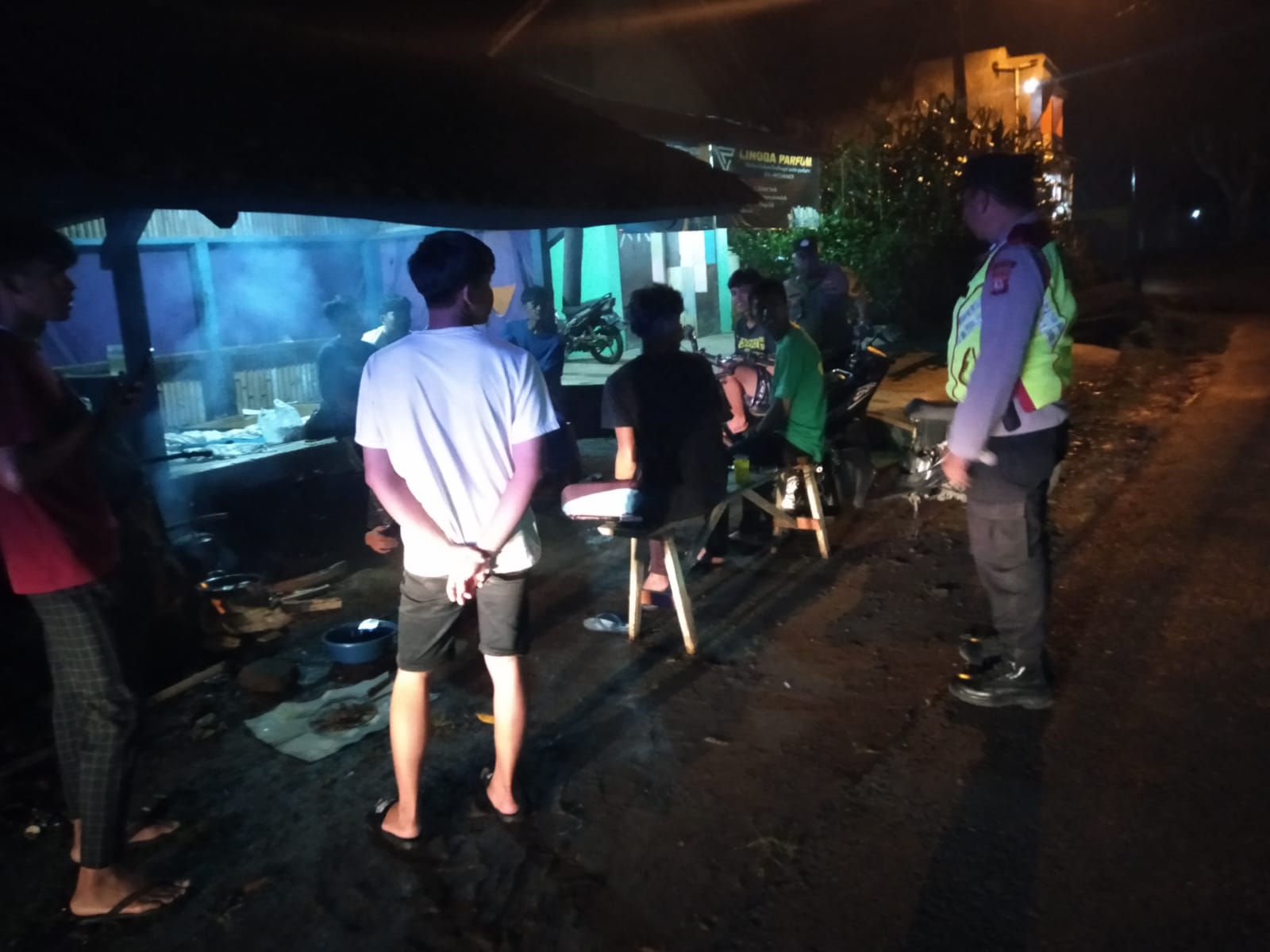 KANIT SABHARA POLSEK TANJUNGSIANG SAMBANGI RONDA MALAM UNTUK MENJAMIN KEAMANAN LINGKUNGAN