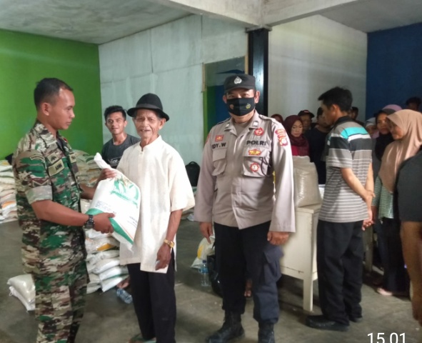 Kanit Samapta Polsek Tanjungsiang Monitoring Pendampingan Pendistribusian Bantuan  Ketahanan Pangan -CBP 2023 Dari BULOG Non Tunai Beras 10 Kg Kepada Masyarakat Desa Rancamanggung  Kecamatan Tanjungsiang Kabupaten Subang