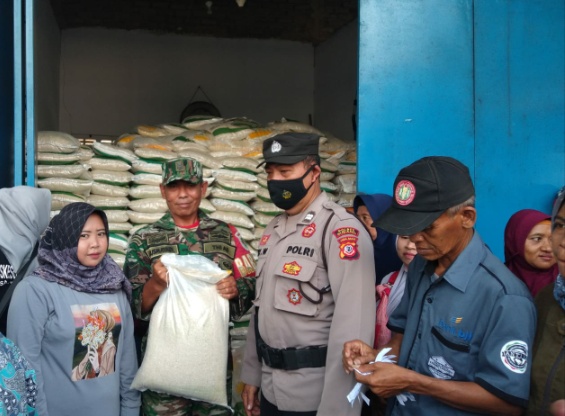 Kanit Samapta Polsek Tanjungsiang Monitoring Pendampingan Pendistribusian Bantuan  Ketahanan Pangan