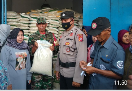 Kanit Samapta Polsek Tanjungsiang Monitoring Pendampingan Pendistribusian Bantuan  Ketahanan Pangan - CBP 2023 Dari BULOG Non Tunai Beras 10 Kg Kepada Masyarakat Desa Kawung Luwuk  Kecamatan Tanjungsiang Kabupaten Subang