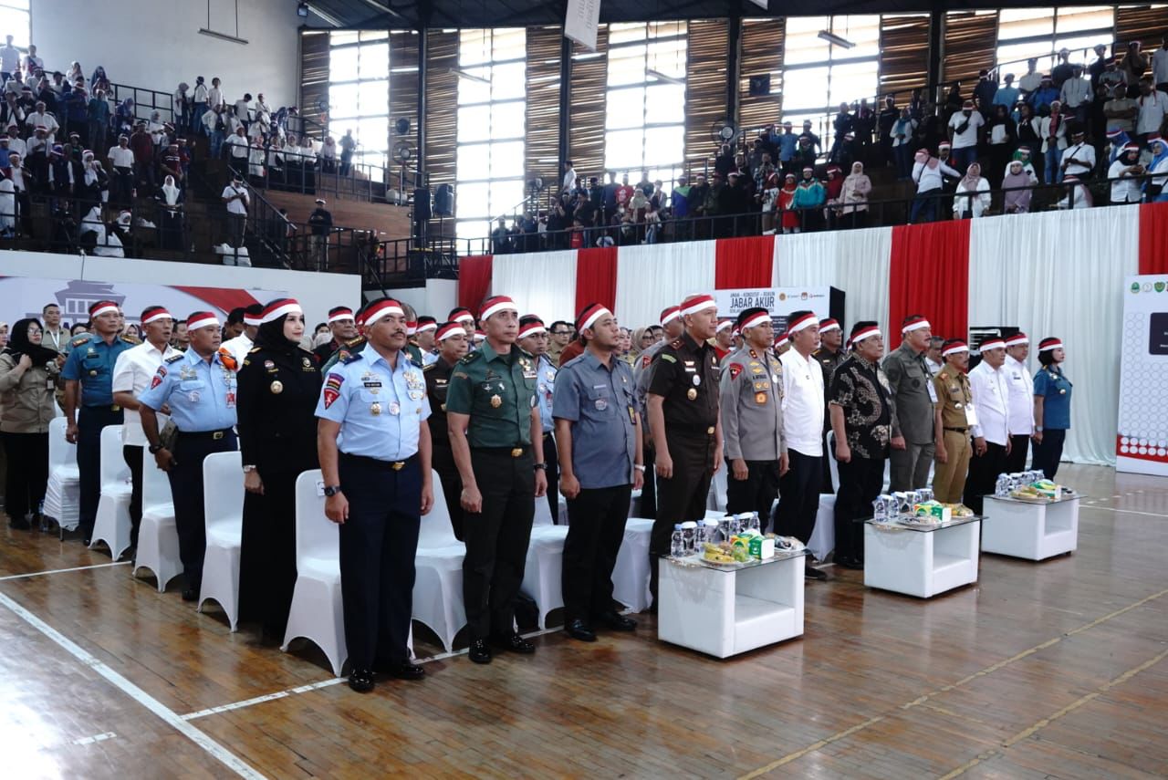 KAPOLDA  JABAR HADIRI KEGIATAN DEKLARASI DAMAI RELAWAN CAPRES/CAWAPRES PEMILU 2024 UNTUK JAWA BARAT YANG AMAN KONDUSIF DAN RUKUN (AKUR)