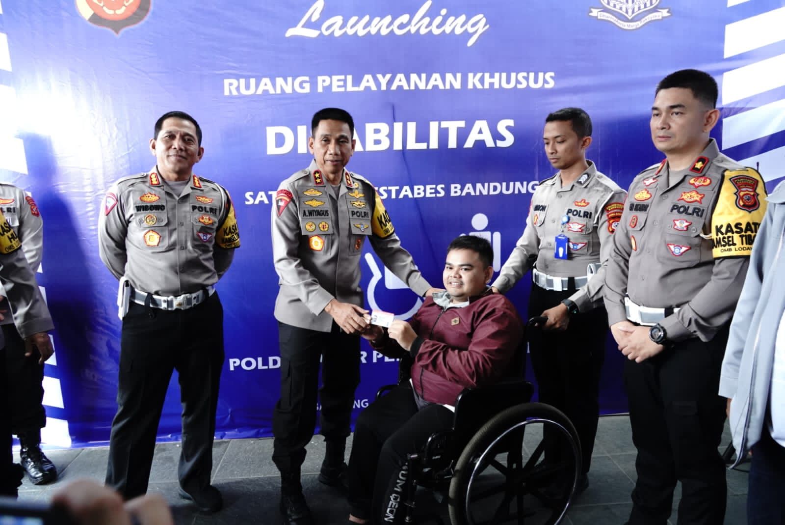 KAPOLDA JABAR MERESMIKAN RUANG PELAYANAN KHUSUS DISABILITAS UNTUK PENERBITAN SIM 'D'