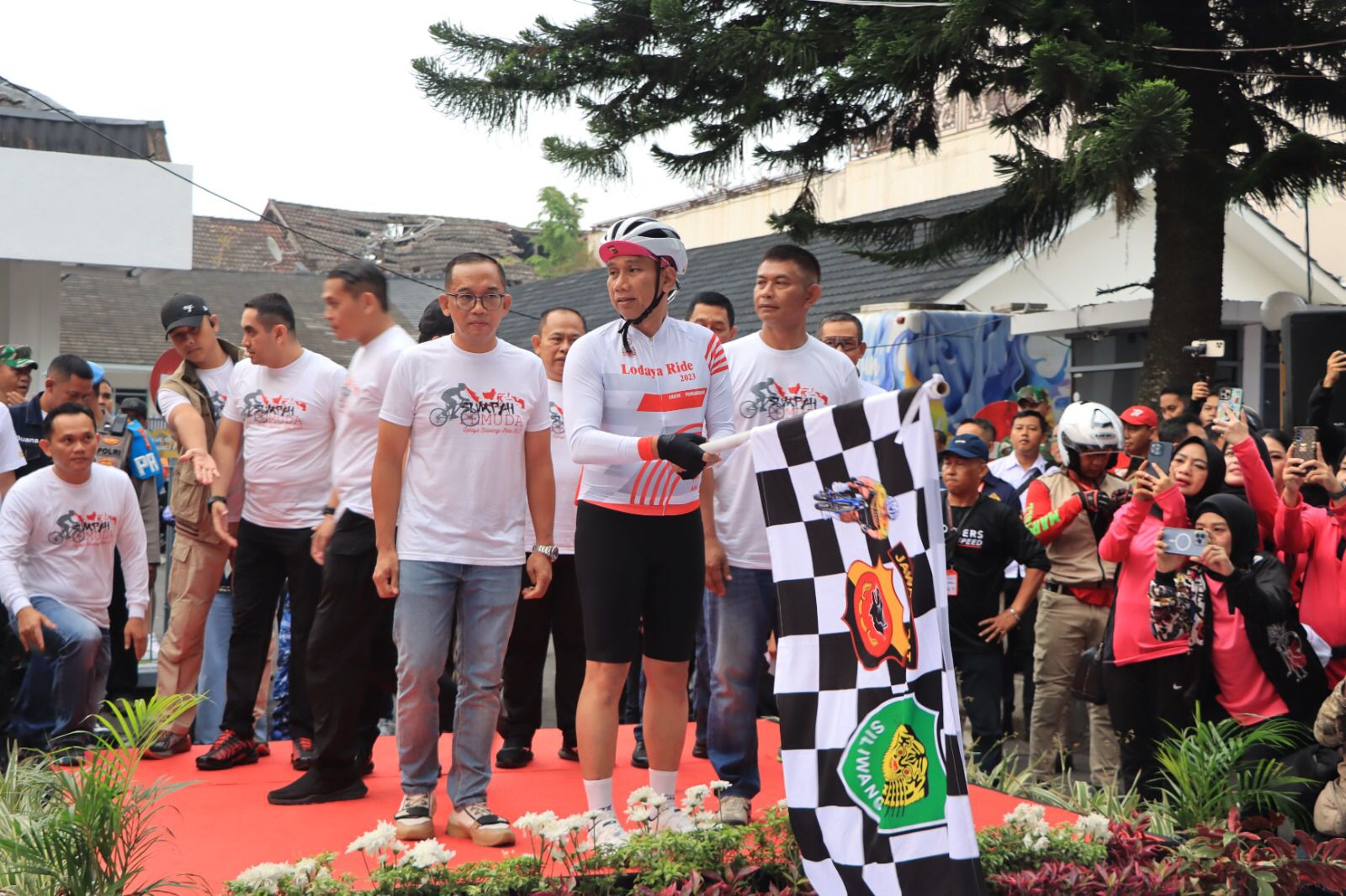 Kapolda Jabar Secara Langsung Melepas Balap Sepeda Lodaya Siliwangi Ride 2023 Dari Alun - Alun Kota Tasikmalaya
