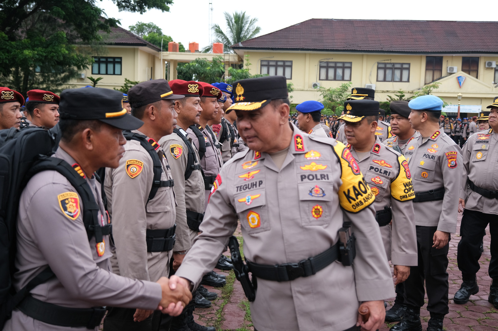 Kapolda Sultra Irjen Pol Drs. Teguh Pristiwanto Pimpin Apel Pergeseran Pasukan BKO Pengamanan TPS