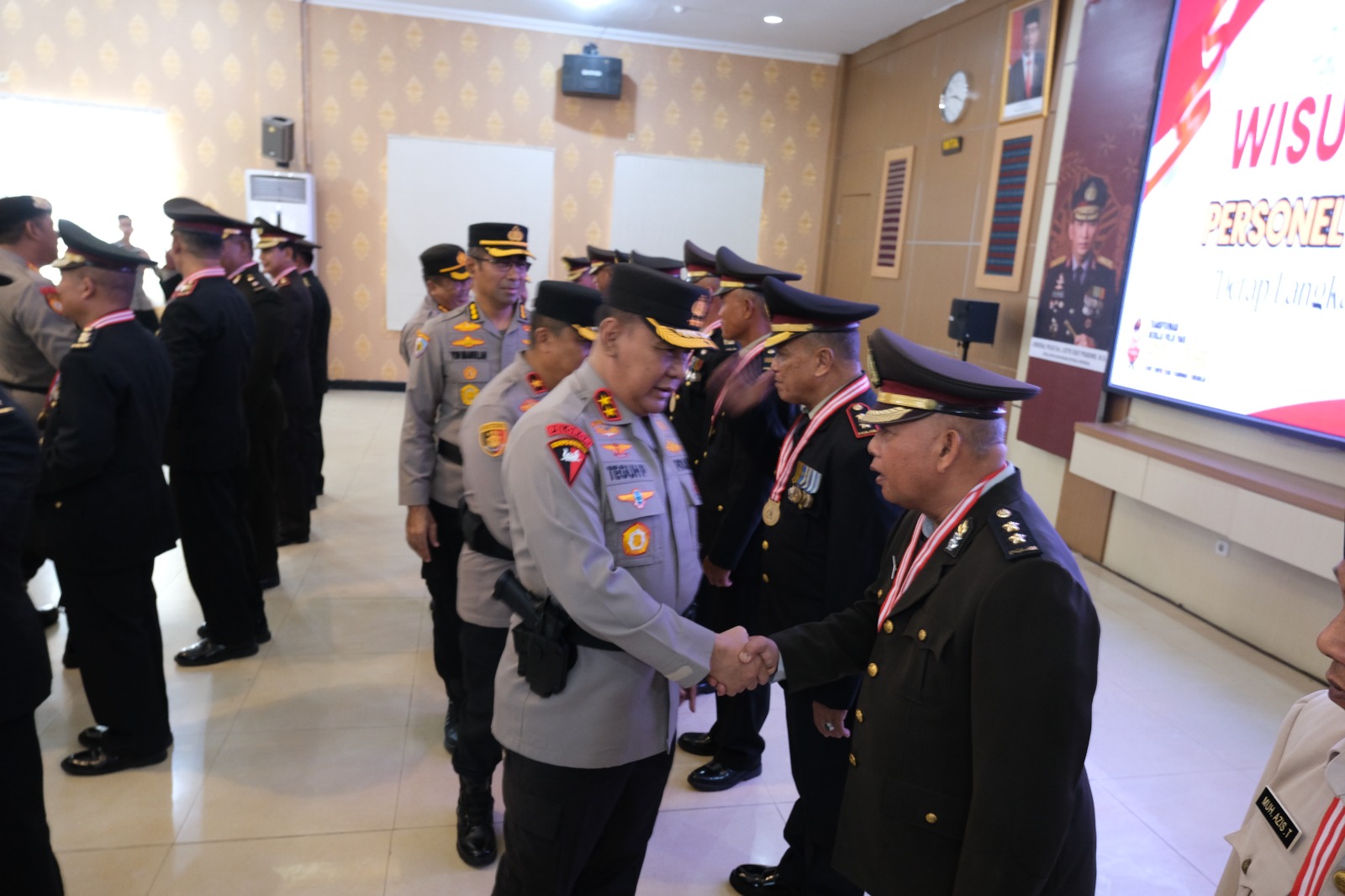 Kapolda Sultra Pimpin Upacara Wisuda Purna Bakti, 30 Personel Polri Siap Mengabdi Kembali Ke Masyarakat