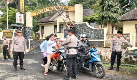Kapololsek Tanjungsiang  Pimpin Bagikan Takjil  Untuk Berbuka Puasa Bersama Anggotanya