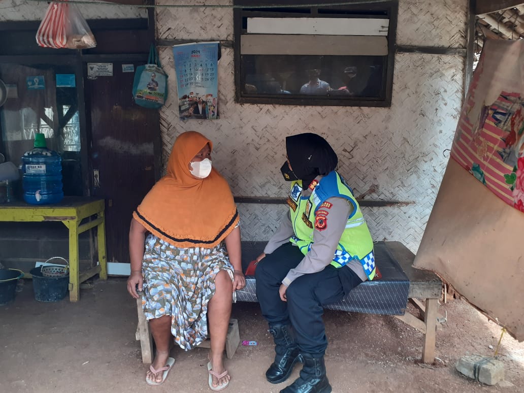 Kapolres  Bagikan Bantuan Sembako Untuk Warga Kurang Mampu Di Desa Gunung Sari Pagaden