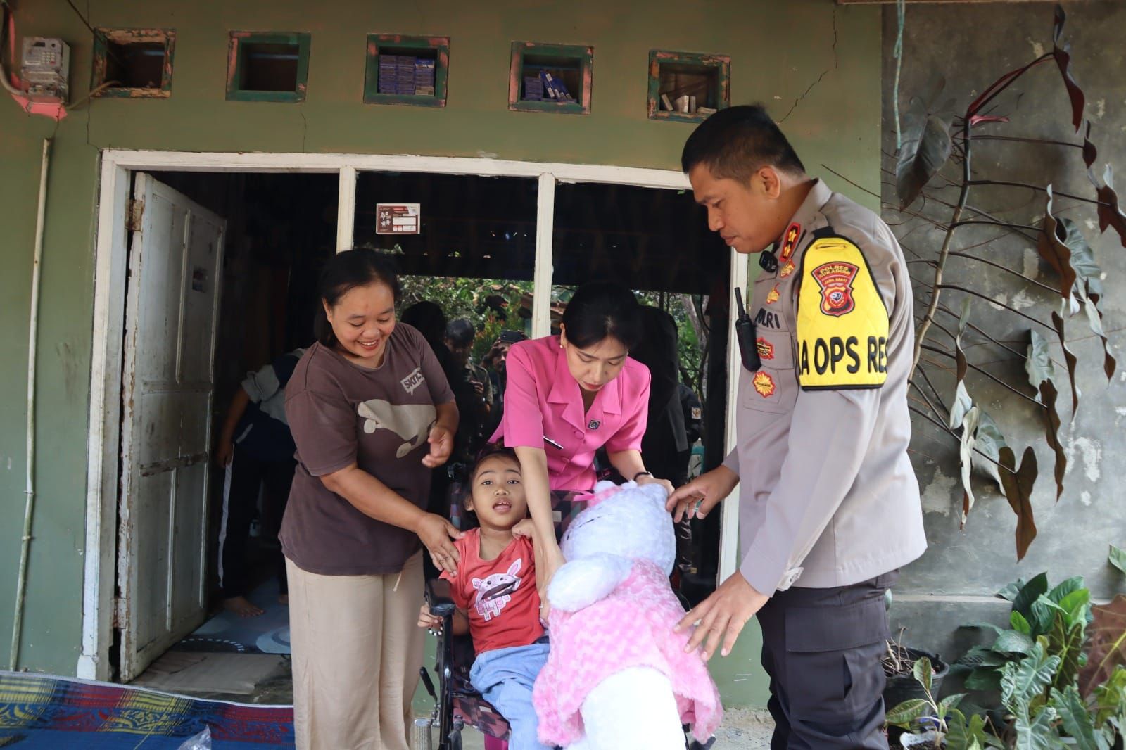Kapolres  Bersama Ketua Bhayangkari Cabang Sukabumi Berikan Tali Asih Kepada Anak yang Mengalami Celebral Palsy di Warungkiara