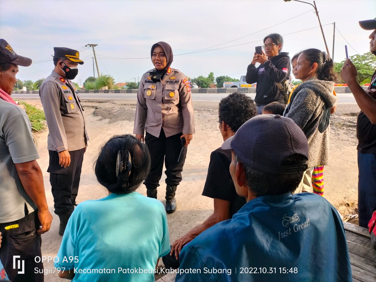 Kapolres Didampingi  Kapolsek Patokbeusi, lakukan kunjungan mendadak ke lokasi Pembangunan Jembatan Kali Cikalong Perbatasan Subang-Karawang