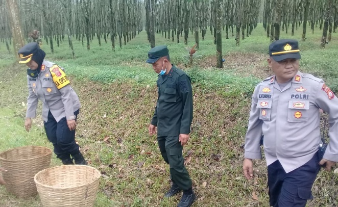 Kapolres Gandeng DLH Bersihkan Sampah Jalur Desa Rawalele