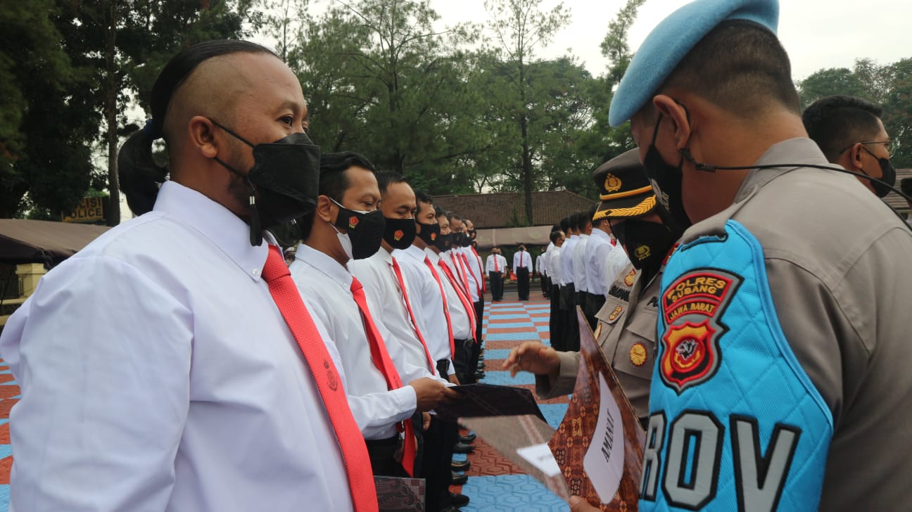Kapolres Subang Berikan Penghargaan Kepada Personil Berprestasi