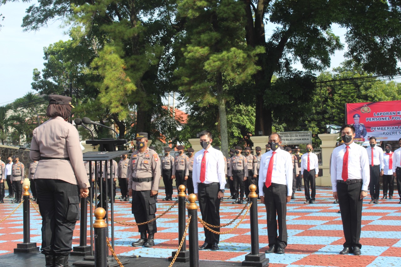 Kapolres Subang Berikan Penghargaan Terhadap Puluhan Anggota Terkait Kinerjanya