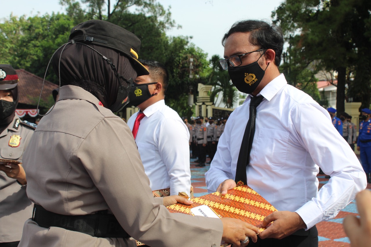 Kapolres Subang Berikan Penghargaan Terhadap Anggota Yang Berprestasi