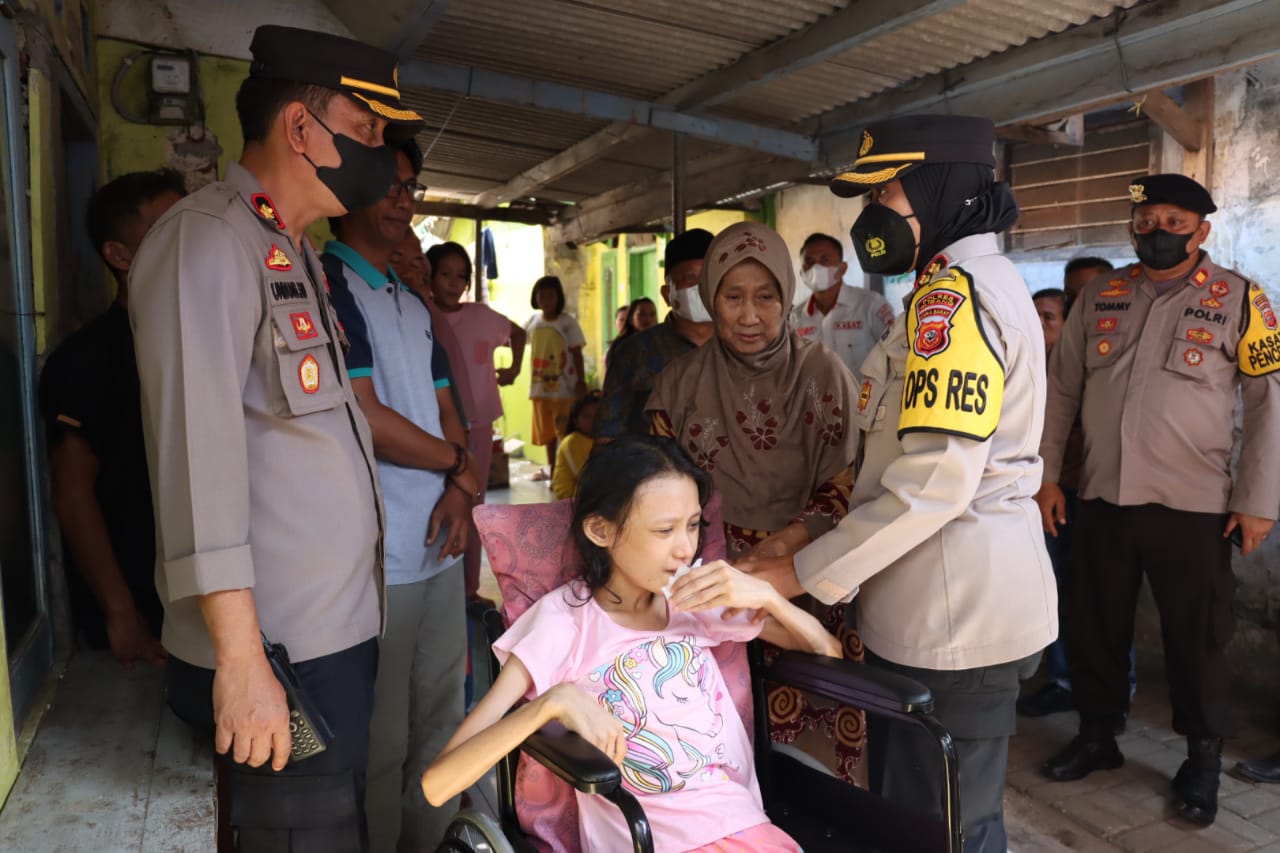 Kapolres Subang Berikan Sembako dan Kursi Roda