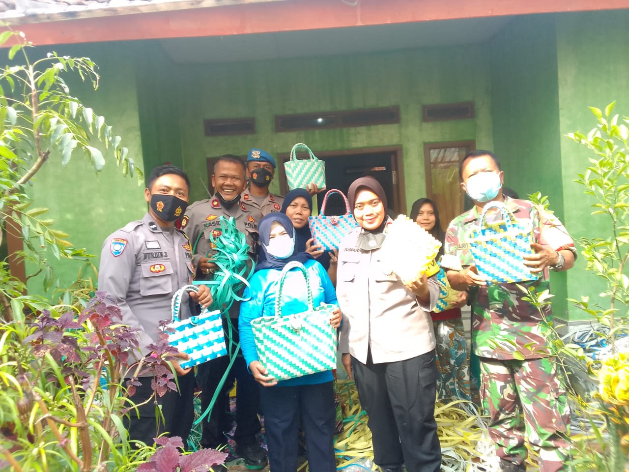 Kapolres Subang Berkunjung Ke Pengrajin Tas Dari Limbah Pabrik