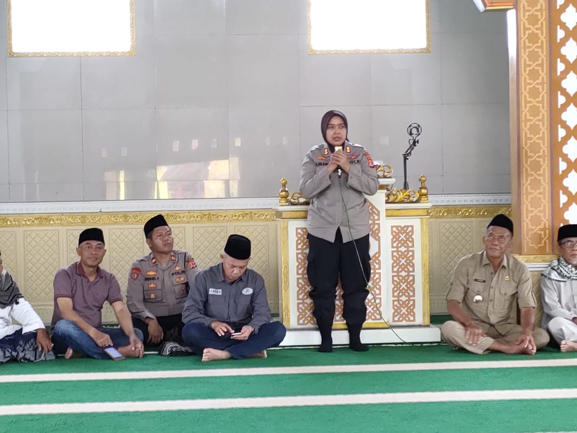 Kapolres Subang bersama Bupati Subang melaksanakan Jum'at Curhat di Mesjid Jami Baitul Muslimin