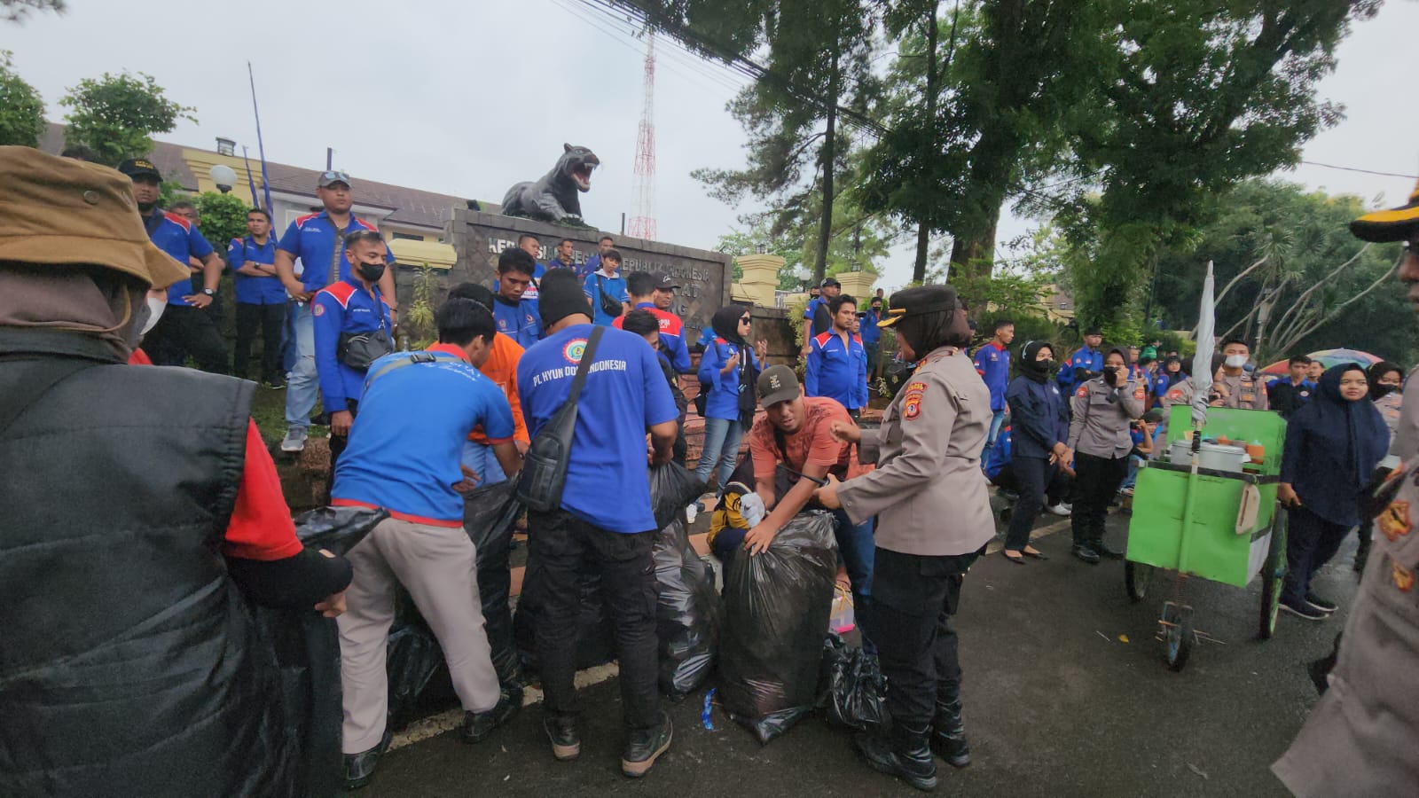Kapolres Subang Beserta Jajarannya  Dan Buruh Pengunjukrasa Punguti Sampah Yang Berserakan